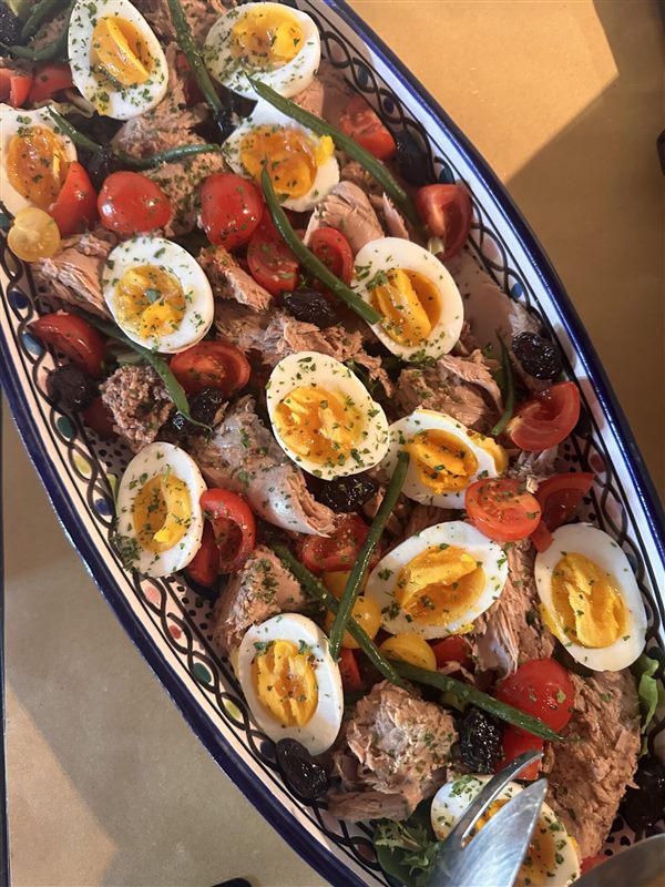 Tuna ni├ºoise with eggs